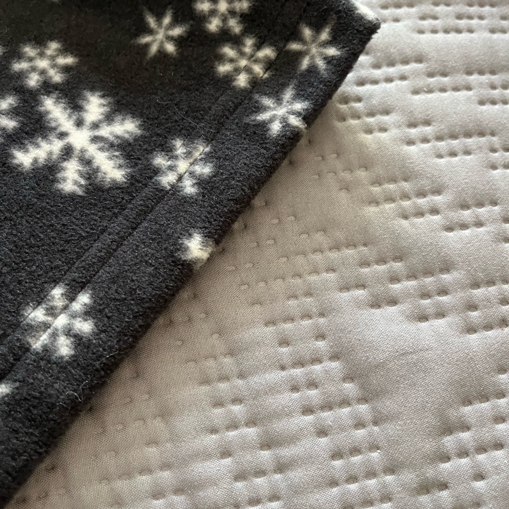 Old Navy Fleece Snowflake Pajama Set - Picture 11 of 11